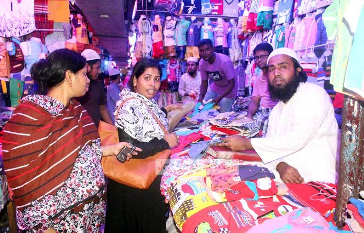 রাজধানী সুপার মার্কেটের প্রতিটি দোকান ঘুরে ঘুরে সবাই ঈদের পোশাক পছন্দ করছেন। কারো মনেই যেন ক্লান্তির ছাপ নেই। ছবি : বিপ্লব দিক্ষিৎ।