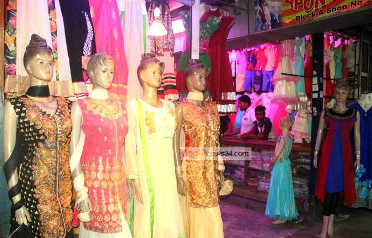 প্রতিবারের ন্যায় এবারের ঈদেও রাজধানী সুপার মার্কেটে বাহারি পোশাকের সমাহার রাখা হয়েছে। ছবি : বিপ্লব দিক্ষিৎ।