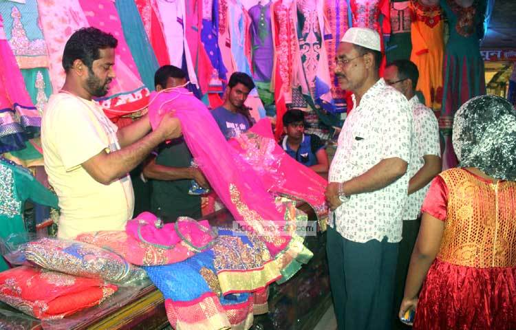 ঈদের বাজারে শিশুদের পোশাকের চাহিদা বরাবরই বেশি। এ বছরও তার ব্যতিক্রম ঘটছে না। ছবি : বিপ্লব দিক্ষিৎ।