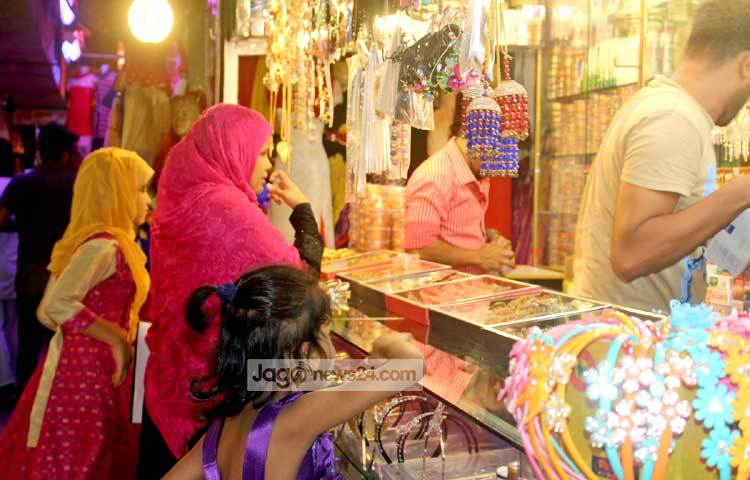 ঈদের আনন্দে রঙিন পোশাকের সঙ্গে চাই যুৎসই গহনা। তাই কসমেটিক সামগ্রীর দোকানে ছুটছেন সবাই। ছবি : বিপ্লব দিক্ষিৎ।