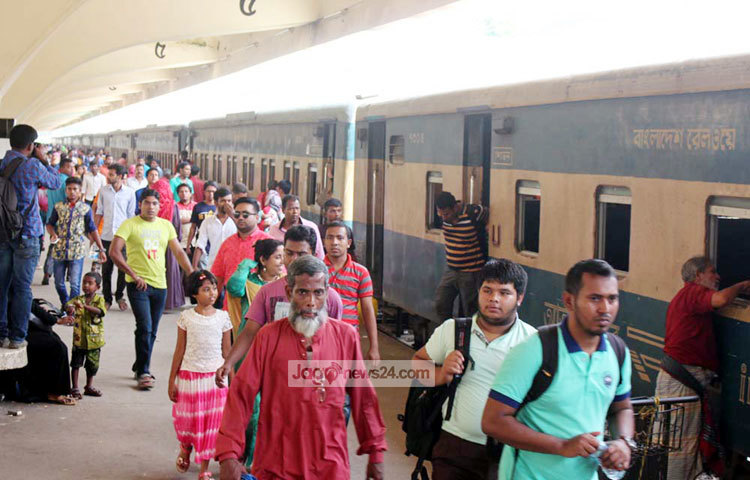প্রিয়জনদের সান্নিধ্যে ঈদের ছুটিয়ে কাটিয়ে রাজধানীতে ফিরতে শুরু করেছে হাজারো কর্মজীবী মানুষ। কমলাপুর রেলওয়ে স্টেশন থেকে ছবি তুলেছেন বিপ্লব দিক্ষিৎ।