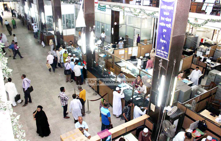 আজ ঈদের ছুটির পরে কর্মদিবসের প্রথম দিন। তাই মতিঝিলের বিভিন্ন ব্যাংকে গ্রাহকের উপস্থিতি কম। ছবি : বিপ্লব দিক্ষিৎ।