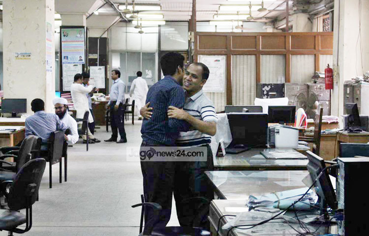 ঈদের পরে প্রথম কর্মদিবসে সহকর্মীদের সঙ্গে শুভেচ্ছা বিনিময়। ছবি : বিপ্লব দিক্ষিৎ।