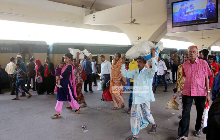 গ্রাম থেকে অনেকেই বিভিন্ন জিনিস নিয়ে এসেছেন। এখন আবার শহরমুখী এ মানুষের কাজের ফেরার পালা। ছবি : বিপ্লব দিক্ষিৎ।