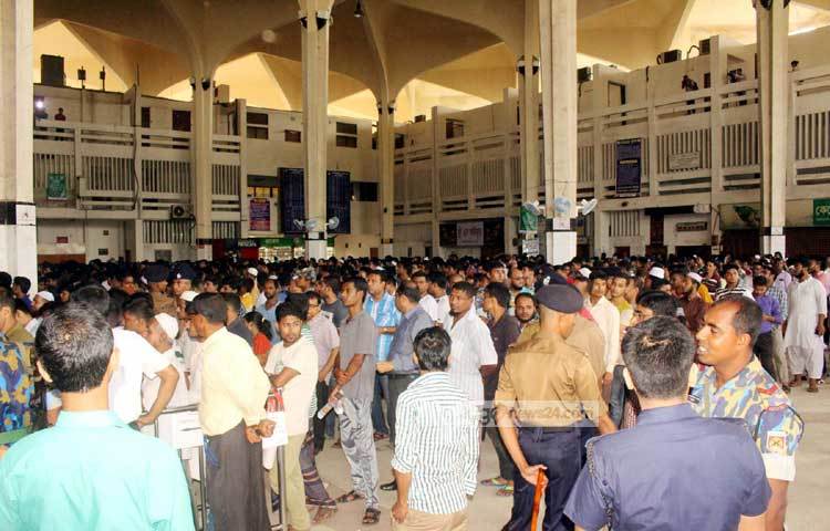 কেউ কেউ আবার দীর্ঘ সময় লাইনে দাঁড়িয়ে থেকেও পাননি প্রত্যাশিত সেই টিকিট নামের সোনার হরিণের দেখা। ছবি : বিপ্লব দিক্ষিৎ।