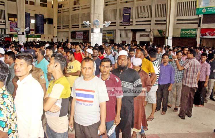 প্রত্যাশিত টিকিটের জন্য গতকাল রাত থেকে লাইনে দাঁড়িয়ে শত শত মানুষ অপেক্ষা করছেন কমলাপুর রেলওয়ে স্টেশনে। টিকিট&nbsp; হাতে পেয়ে সারা রাতের ক্লান্তি যেন দূর হয়ে গেছে নিমেষেই। ছবি : বিপ্লব দিক্ষিৎ।