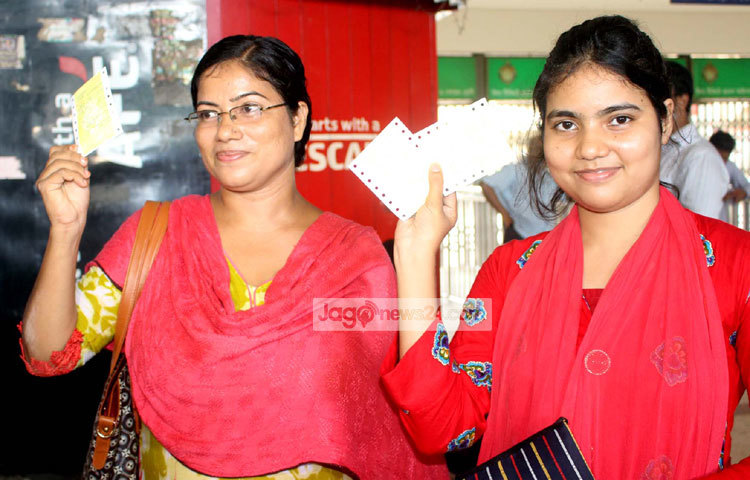 অনেক অপেক্ষার পরে টিকিট হাতে আনন্দের হাসি হাসছেন দুজন। এবার বাড়ি ফেরার জন্য অপেক্ষা। ছবি : বিপ্লব দিক্ষিৎ।