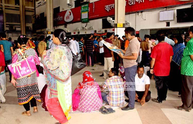 তবে প্রত্যাশিত টিকিটের অপেক্ষায় লাইনে দাঁড়িয়ে আছেন এখনো অসংখ্য মানুষ। ছবি : বিপ্লব দিক্ষিৎ।