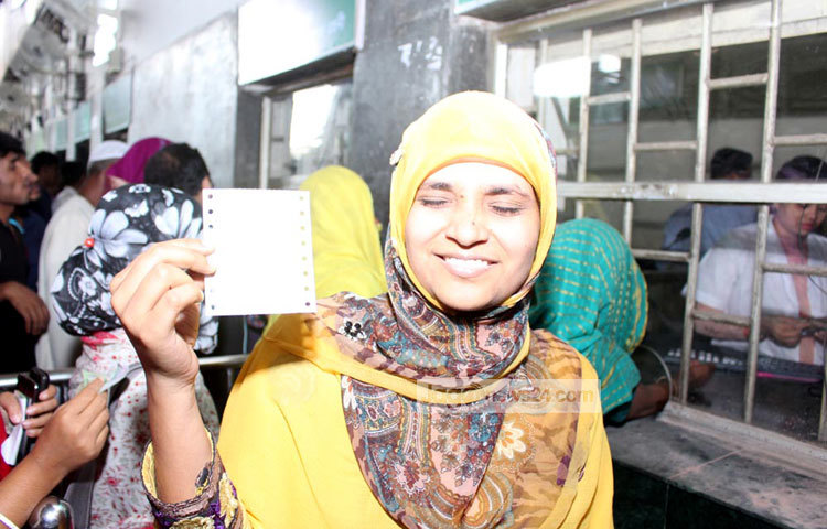 ঈদের টিকিট হাতে পেয়ে আনন্দ প্রকাশের ভাষাই যেন হারিয়ে ফেলেছেন তিনি। ঈদের আনন্দের আগে এ আরও এক আনন্দের ছোঁয়া পাওয়া। ছবি : বিপ্লব দিক্ষিৎ।