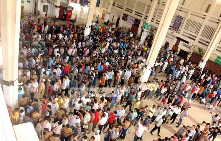 কমলাপুর রেলওয়ে স্টেশনে টিকিট কাটার জন্য দীর্ঘ লাইন। ছবি : বিপ্লব দিক্ষিৎ।