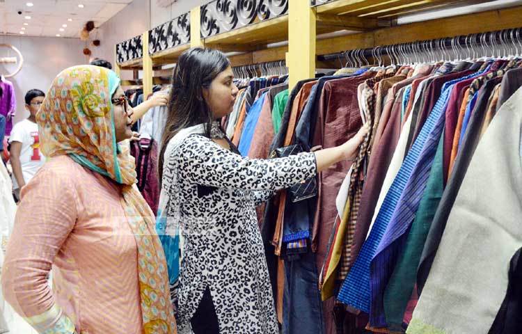 নিজেদের শপিংয়ের পরে পরিবারের অন্যান্য সদস্যদের জন্য শপিং করছেন তারা। ছবি : বিপ্লব দিক্ষিৎ।