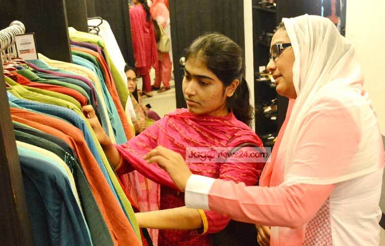 পছন্দের পোশাক বাছাইয়ে ব্যস্ত মা মেয়ে। ছবি : বিপ্লব দিক্ষিৎ।