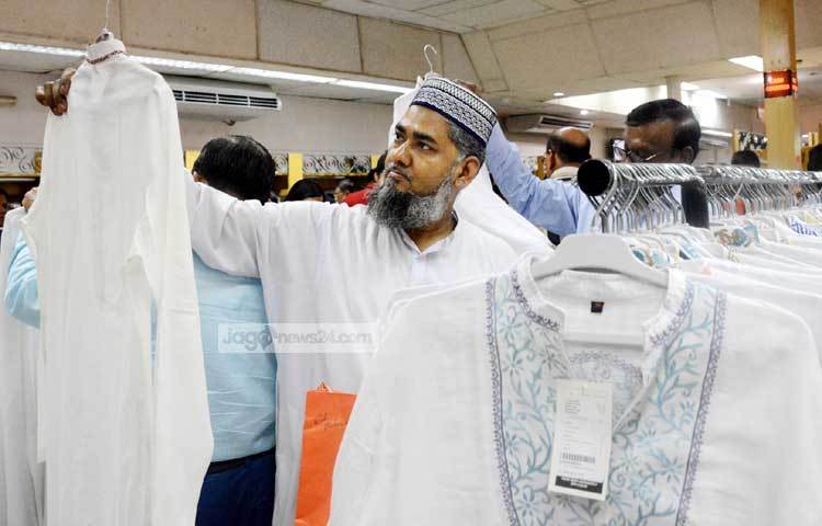 সাদা পাঞ্জাবি বয়স্কদের খুব পছন্দ। ঈদের জামাতের সাদা পাঞ্জাবি সংগ্রহ করতে ব্যস্ত সবাই। ছবি : বিপ্লব দিক্ষিৎ।