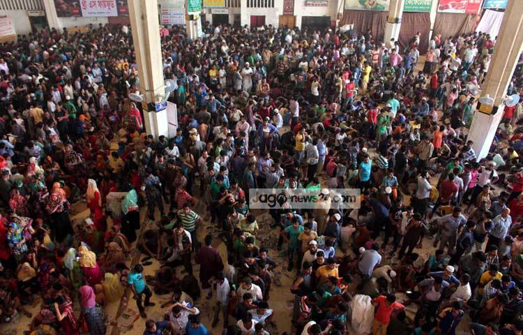 ৬ জুলাই ঈদ হওয়ার সম্ভাবনা মাথায় রেখে ৫ জুলাইয়ের টিকিট প্রত্যাশীরা আজ কমলাপুরে ভিড় করেছেন সেহরির পর থেকেই। সময় যত গড়িয়েছে, টিকিট প্রত্যাশীদের লাইনও তত দীর্ঘ হয়েছে। ছবি : বিপ্লব দিক্ষিৎ।