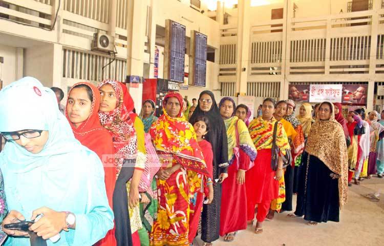 টিকিট প্রত্যাশীরা সেহরির পরপরই লাইনে দাঁড়িয়ে গেলেও টিকিট বিক্রি শুরু হয়েছে যথারীতি সকাল ৮টা থেকে। ছবি : বিপ্লব দিক্ষিৎ।