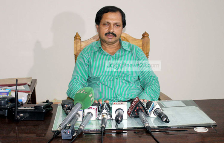 কমলাপুর রেলওয়ে থানার ভারপ্রাপ্ত কর্মকর্তা (ওসি) আব্দুল মজিদ বলেন, &lsquo;অগ্রিম টিকিট বিক্রির সময় কালোবাজারি প্রতিরোধে রেলওয়ে কর্তৃপক্ষ পর্যাপ্ত ব্যবস্থা নিয়েছে।&rsquo; ছবি : বিপ্লব দিক্ষিৎ।