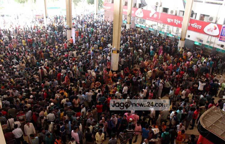 টিকিটের আশায় কমলাপুরে ভিড় করে দাঁড়ানো কয়েকজনের সঙ্গে কথা বলে জানা যায়, তাদের বেশিরভাগই বেসরকারি চাকরিজীবী। ছবি : বিপ্লব দিক্ষিৎ।