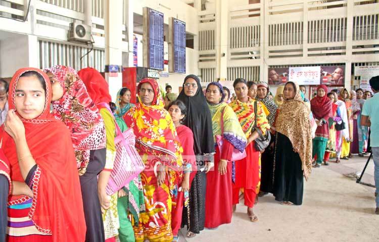 অগ্রিম টিকিট বিক্রির কাউন্টারে দায়িত্বরত কর্মকর্তা-কর্মচারীদের আশা তারা সবাইকেই টিকিট দিতে পারবেন। তবে এর জন্য টিকিটি প্রত্যাশীদের ধৈর্য ধরে সুশৃঙ্খলভাবে লাইনে দাঁড়িয়ে থাকতে হবে। ছবি : বিপ্লব দিক্ষিৎ।