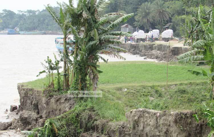 ভাঙ্গনে এ এলাকার রাস্তা, দোকান, বিদ্যালয়, ঘরবাড়ি ও ফসলী জমি পদ্মা নদীর গর্ভে বিলীন হয়ে যাচ্ছে। ছবি : মো. ছগির হোসেন।