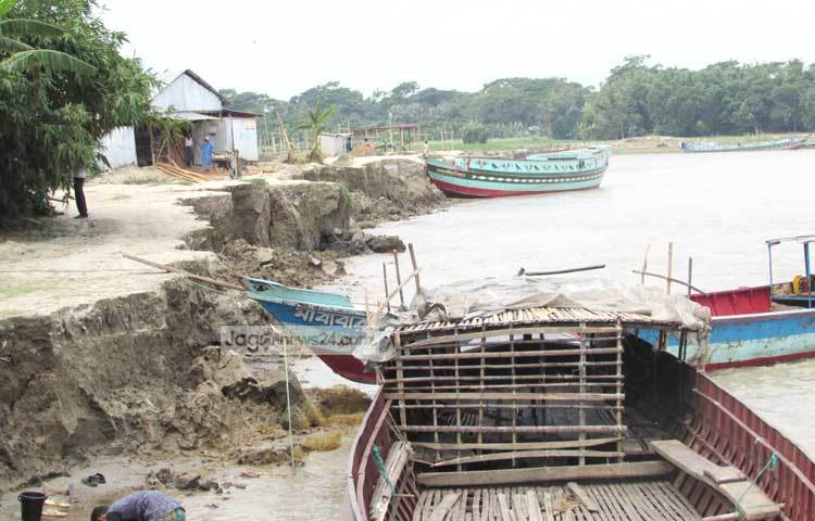 পদ্মার ভাঙন নিয়ে এলাকার মানুষ দুশ্চিন্তায় রয়েছে। ছবি : মো. ছগির হোসেন।