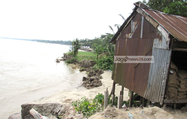 এই দোকানটিও বুঝি পদ্মার ভাঙনের অপেক্ষায় রয়েছে। ছবি : মো. ছগির হোসেন।