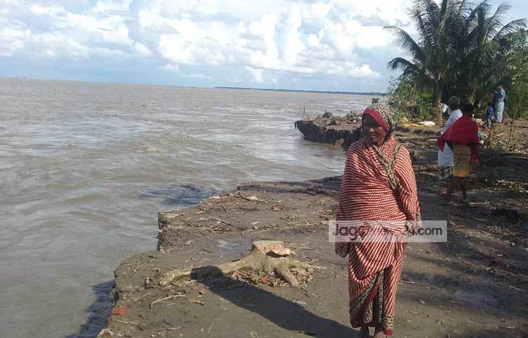 নিজেদের বসতভিটা চোখের সামনেই পদ্মার করাল গ্রাসে বিলীন হয়ে যাচ্ছে। দুশ্চিন্তায় পড়েছেন পদ্মা পাড়ের হাজার হাজার মানুষ। ছবি : মো. ছগির হোসেন।