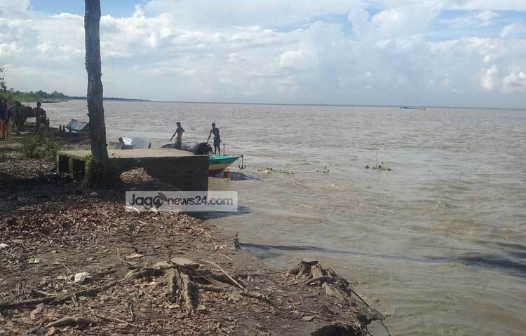 কুন্ডেরচর ইউনিয়নে ১০হাজার লোক বসবাস করতো। তিন বছর আগেও এই ইউনিয়নটি ছিলো অন্য ইউনিয়নগুলোর মতই। তিন বছরের ভাঙনে কুন্ডেরচর ইউনিয়নটির ৯০ ভাগ পদ্মা নদীর গর্ভে হারিয়ে গেছে। ছবি : মো. ছগির হোসেন।