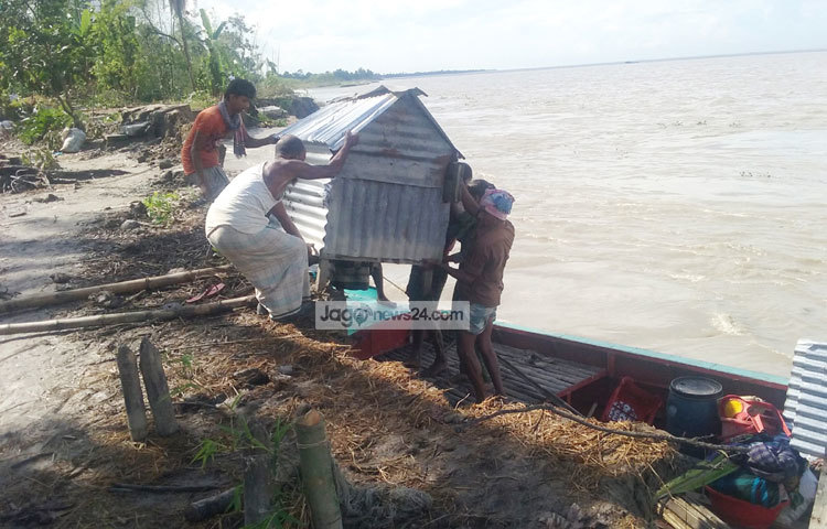 ঘর-বাড়ি ভেঙে যাওয়ায় এখানকার পরিবারগুলো অন্যত্র বাসা বেঁধেছে। কুন্ডেরচর ইউনিয়নটি এখন পদ্মা নদী। ছবি : মো. ছগির হোসেন।