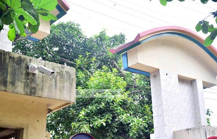 দীর্ঘদিন ধরে এফডিসির (বাংলাদেশ চলচ্চিত্র উন্নয়ন করপোরেশন) নিরাপত্তা ব্যবস্থা দুর্বল ছিলো। তবে এখন এফডিসির বিভিন্ন স্থানে নিরাপত্তার জন্য ৩৫টি সিসি ক্যামেরা বসানো হচ্ছে। ছবি : মাহবুব আলম।