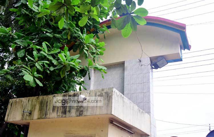 চলচ্চিত্র কর্মী ও সংশ্লিষ্টরা আশা প্রকাশ করছেন এফডিসিতে এই ক্যামেরা বসানোর ফলে সব ধরনের দুর্ঘটনা থেকে রক্ষা পাওয়া যাবে। ছবি : মাহবুব আলম।