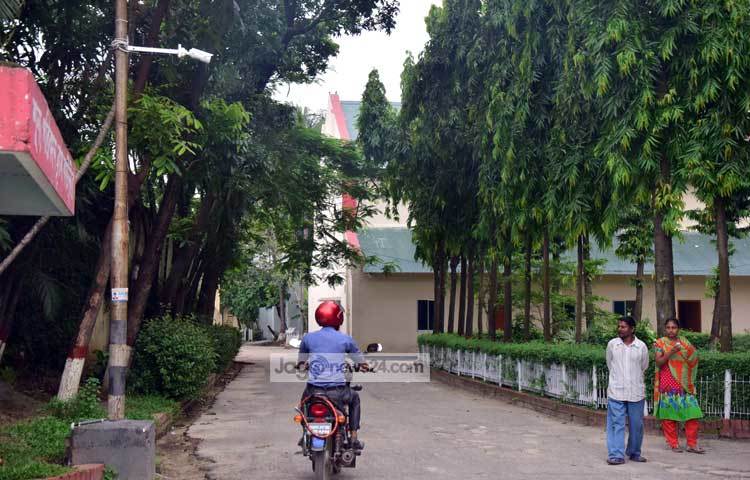 এ প্রসঙ্গে এফডিসির জনসংযোগ কর্মকতা হিমাদ্রি বড়ুয়া বলেন, &lsquo;এফডিসির আধুনিকায়ন এখন চলচ্চিত্র সংশিষ্টদের চাহিদাকে প্রাধান্য দিয়ে দ্রুতগতিতে এগোচ্ছে। এখন থেকে নিরাপত্তার চাদরে ঢাকা থাকবে চলচ্চিত্রের বাড়িটি।&rsquo; ছবি : মাহবুব আলম।