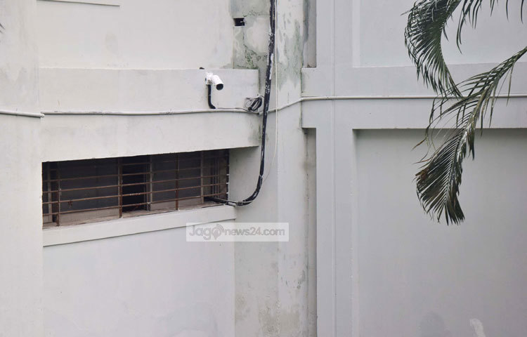 হিমাদ্রি বড়ুয়া আরও জানান, আপাতত কয়েকটি ক্যামেরা বসানো হলো। ধীরে ধীরে বাকি ক্যামেরাগুলোও চলে আসবে। ছবি : মাহবুব আলম।