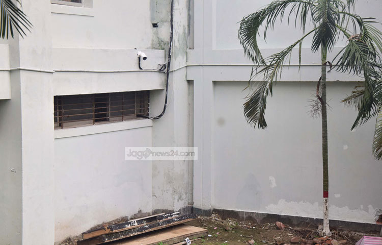 এদিকে, এফডিসিতে নিরাপত্তা ব্যবস্থা আরো বাড়ানোর জন্য সরকারের প্রতি আহবান জানিয়েছেন। ছবি : মাহবুব আলম।