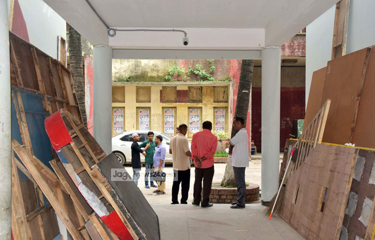 সিসি ক্যামরো বসানোর ফলে এফডিসিতে এখন সবাই শান্তিপূর্ণ পরিবেশে কাজ করতে পারবেন। ছবি : মাহবুব আলম।