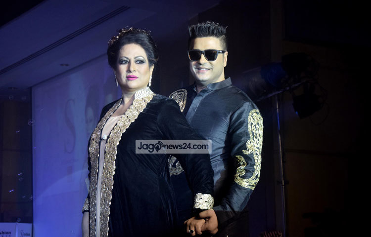 বাংলা চলচ্চিত্রের তুমুল জনপ্রিয় নায়িকা চম্পা ও ফেরদৌস র&zwnj;্যাম্পে হাঁটছেন। গতকাল সন্ধ্যায় হোটল ওয়েস্টিনে তাদের র&zwnj;্যাম্পে হাঁটতে দেখা গেছে। ছবি : মাহবুব আলম।