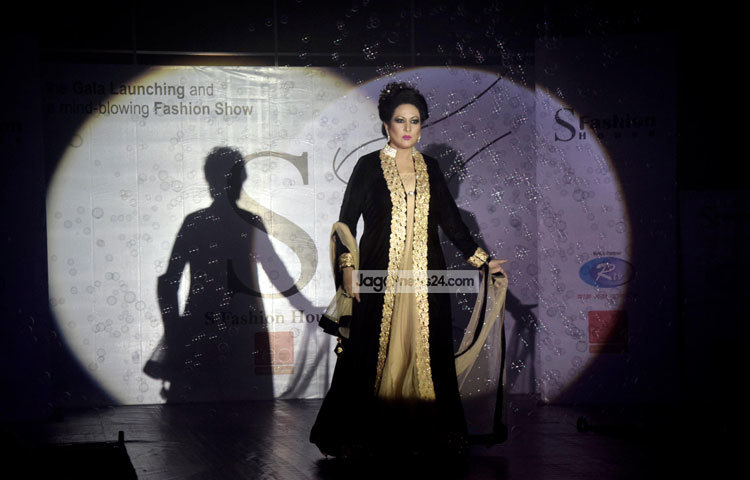 &lsquo;এস ফ্যাশন হাউজিং লঞ্চিং ও আকর্ষণীয় ফ্যাশন&rsquo; শোতে হাঁটছেন চম্পা। ছবি : মাহবুব আলম।