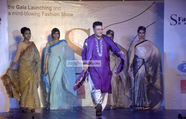 ফ্যাশন শোতে হাঁটছেন ফেরদৌস। ছবি : মাহবুব আলম।