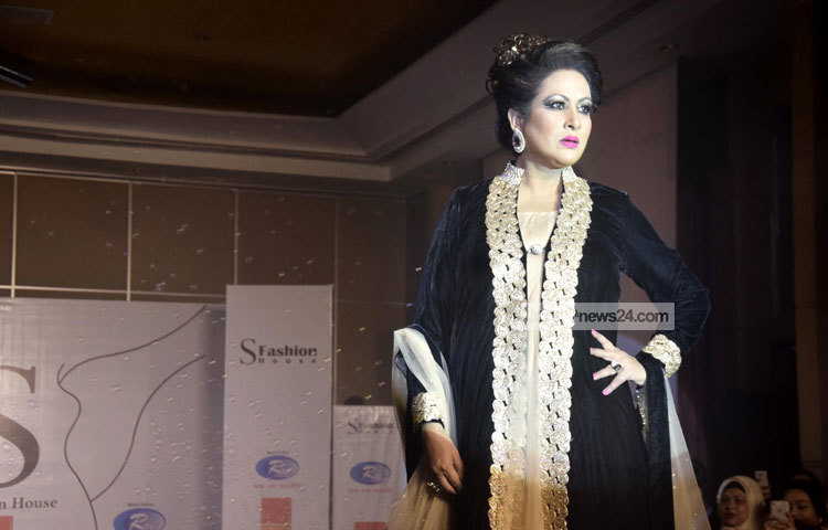 ফ্যাশন শোতে আকর্ষণীয় লুকে চম্পা। চলচ্চিত্রের এই খ্যাতিমান নায়িকা দর্শকরা র&zwnj;্যাম্পে দেখতে উল্লসিত হয়েছেন। ছবি : মাহবুব আলম।