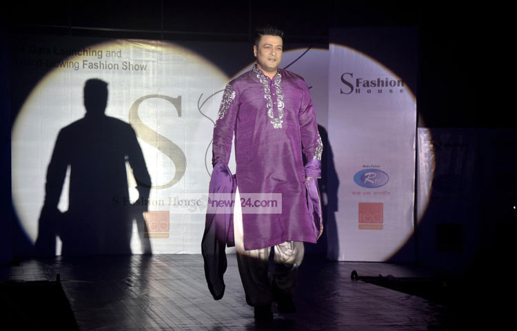 র&zwnj;্যাম্পের আলো আঁধারিতে হাঁটছেন বাংলা চলচ্চিত্রের রোমান্টিক নায়ক ফেরদৌস। ছবি : মাহবুব আলম।