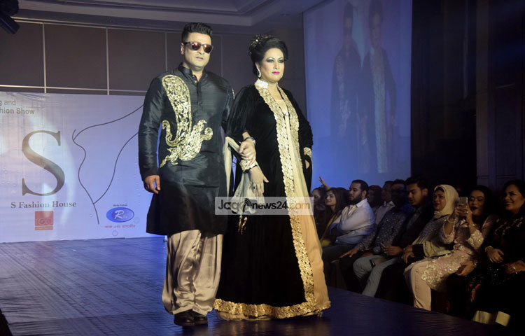 চম্পা-ফেরদৌস র&zwnj;্যাম্পের মঞ্চে যুগলবন্দি হয়েছেন। ফ্যাশন শো দেখতে আসা দর্শকরা তাদের এই দুই প্রিয় তরকাকে নিজেদের সেলফোনের ক্যামেরায় বন্দি করছেন। ছবি : মাহবুব আলম।