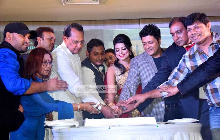 শ্যাওলা ছবির মহরত অনুষ্ঠানে কেক কাটছেন আমন্ত্রিত অতিথিরা। এ অনুষ্ঠানে বিশেষ অতিথি হিসেবে উপস্থিত ছিলেন তথ্যমন্ত্রী হাসানুল হক ইনু। ছবি : মাহবুব আলম।