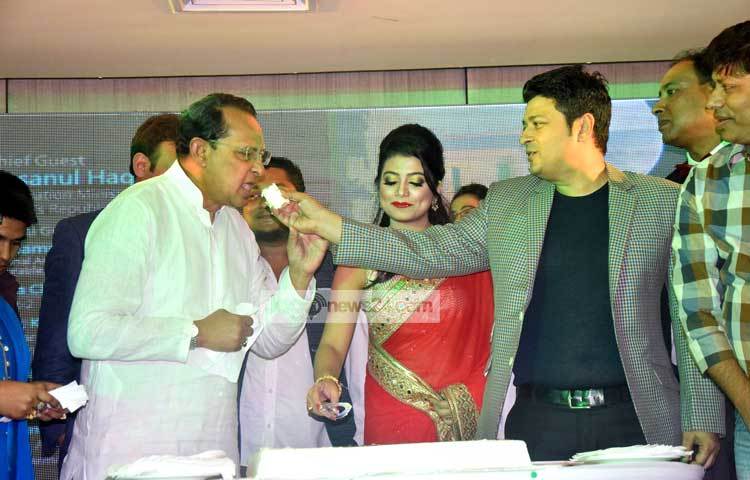 শ্যাওলা ছবির মহরত অনুষ্ঠানে তথ্যমন্ত্রী কেক খাইয়ে দিচ্ছেন ছবির নায়ক ফেরদৌস। ছবি : মাহবুব আলম।
