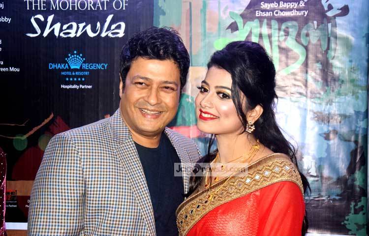 ফেরদৌস ও পায়েল চ্যার্টাজি শ্যাওলা ছবির মহরত অনুষ্ঠানের এক ফাঁকে ফটোসেশনে অংশ নিয়েছেন। ছবি : মাহবুব আলম।