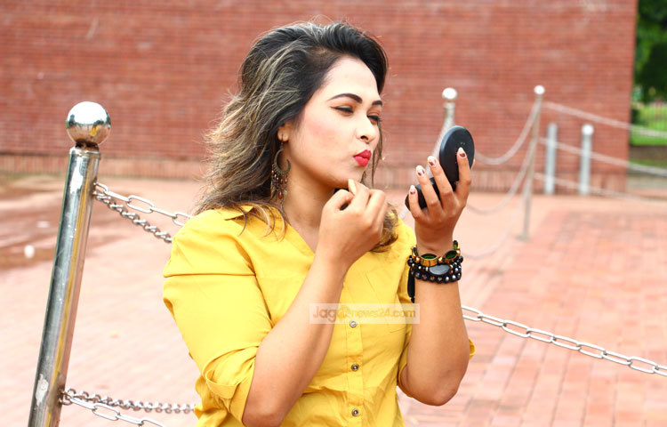 সব সময় সেজেগুজে থাকতে পছন্দ করেন উপমা। ফটোশুটের ফাঁকে নিজেকে রাঙিয়ে তুলছেন। ছবি : এসডি প্রিন্স।