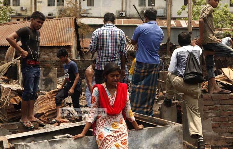 আগ্নিকাণ্ডে সব হারিয়ে কান্নায় ভেঙ্গে পড়েছেন এই নারী। বিপ্লব দিক্ষিৎ।