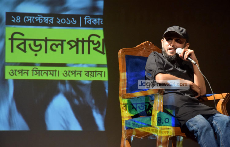 বিড়াল পাখির মজমায় বক্তব্য দিচ্ছেন মোস্তফা সরয়ার ফারুকী। ছবি : মাহবুব আলম।