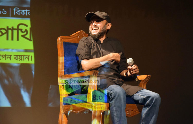 তরুণ নির্মাতাদের সঙ্গে নিজের কাজের নানা অম্লমধুর অভিজ্ঞতার কথা বিনিময় করছেন নির্মাতা মোস্তফা সরয়ার ফারুকী। ছবি : মাহবুব আলম।