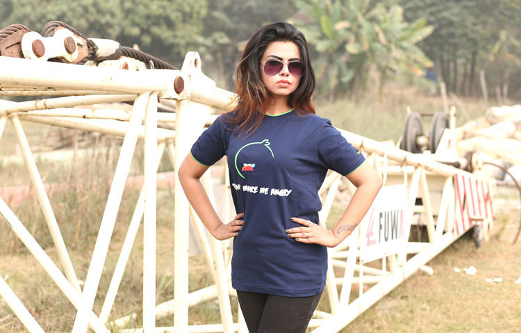 এই গরমে তরুণীদের অনেকেই টি-শার্ট পছন্দ করেন। পোশাক ও ছবি : ড্রিমি ওয়েডিং।