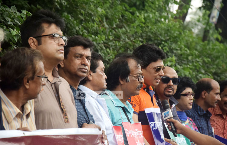 কলকাতার ছবি &lsquo;কেলোর কীর্তি&rsquo; বাংলাদেশের কয়েকটি হলে শুক্রবার (২৯ জুলাই) মুক্তি পেয়েছে। ছবিটি মুক্তির প্রতিবাদে শুক্রবার দুপুর ১২টায় জাতীয় প্রেসক্লাবের সামনে মানব বন্ধনে নামে চলচ্চিত্র সংশ্লিষ্ট সংগঠনগুলো। ছবি : মাহবুব আলম।