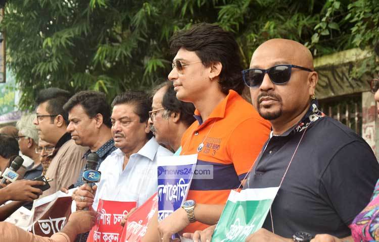 চলচ্চিত্র সংশ্লিষ্টরা কলকাতার ছবি &lsquo;কেলোর কীর্তি&rsquo; বাংলাদেশে মুক্তির প্রতিবাদ জানিয়ে আন্দোলন করলেও তাদের এ আন্দোলনে হালে পানি পায়নি। ছবি : মাহবুব আলম।